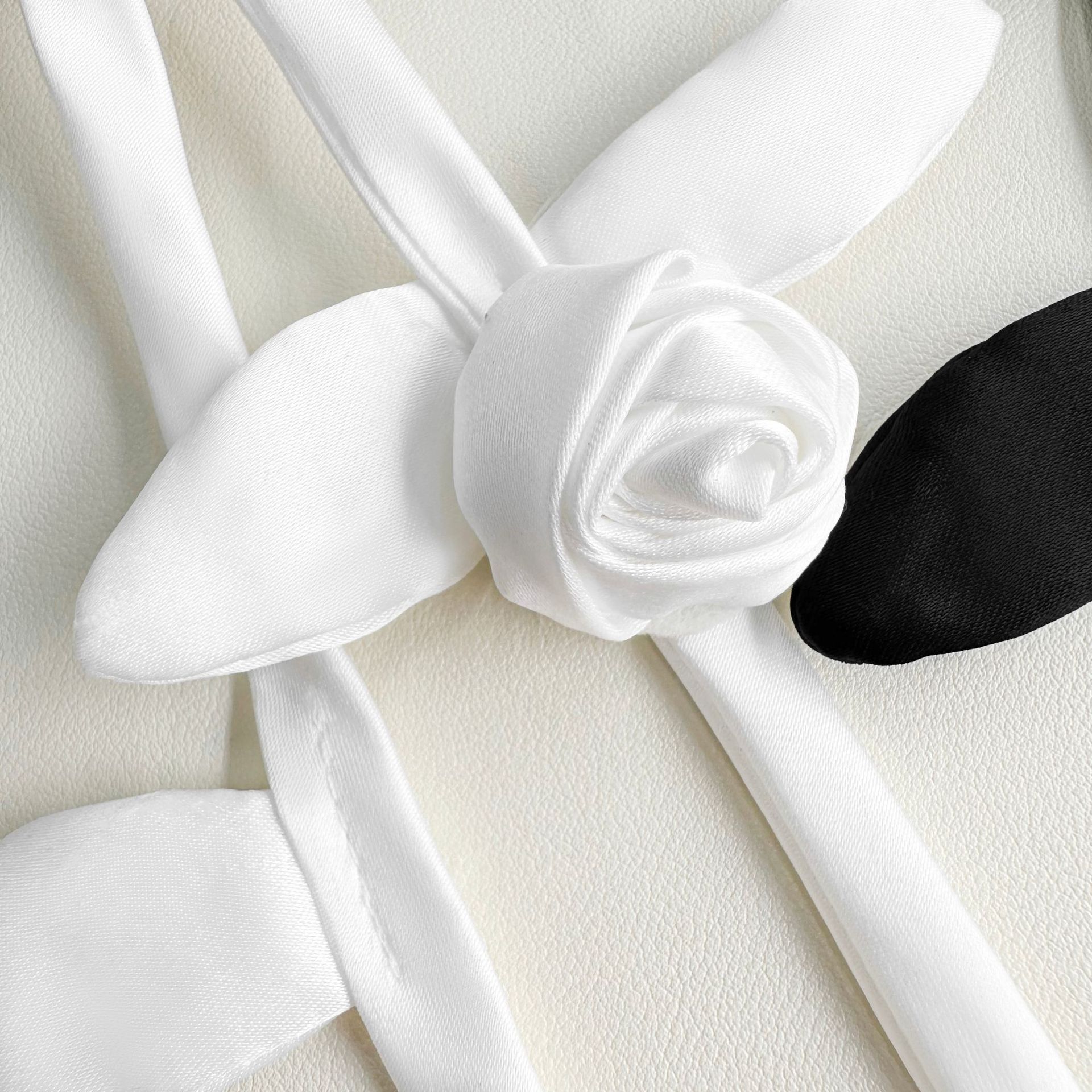Tejido en blanco y negro flores hechas a mano flores de pecho ropa falda bolsos decoración para el hogar colgantes pines de color sólido flores decorativas