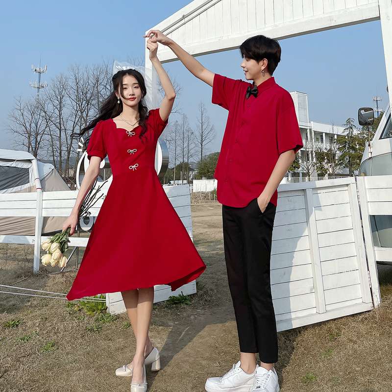다른 빨간 토스트 의류 틈새 디자인 감각 거품 소매 디자인 감각 긴 원피스 남성 셔츠 짧은 소매