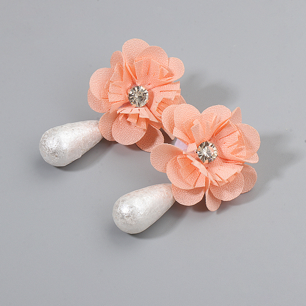 Mode Tropfenförmige Perlen Stoff Blumenohrringe Großhandel display picture 11