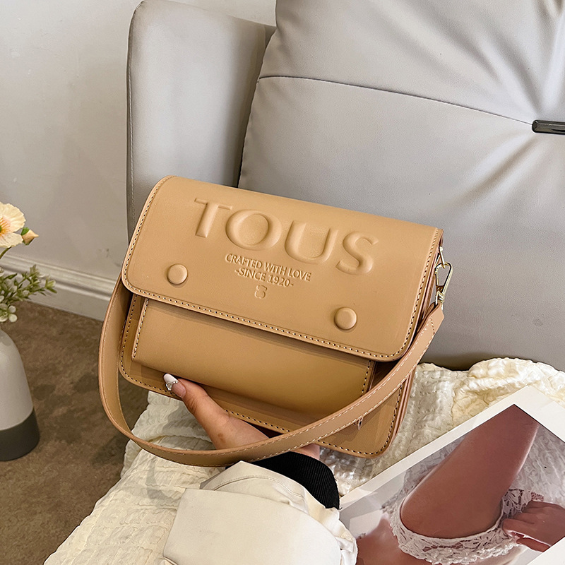 Nueva textura europea y americana personalizada Oso de cercanías Bolsa de mensajero portátil de moda Estilo occidental transfronterizo bolso de las mujeres 2023 Otoño e Invierno