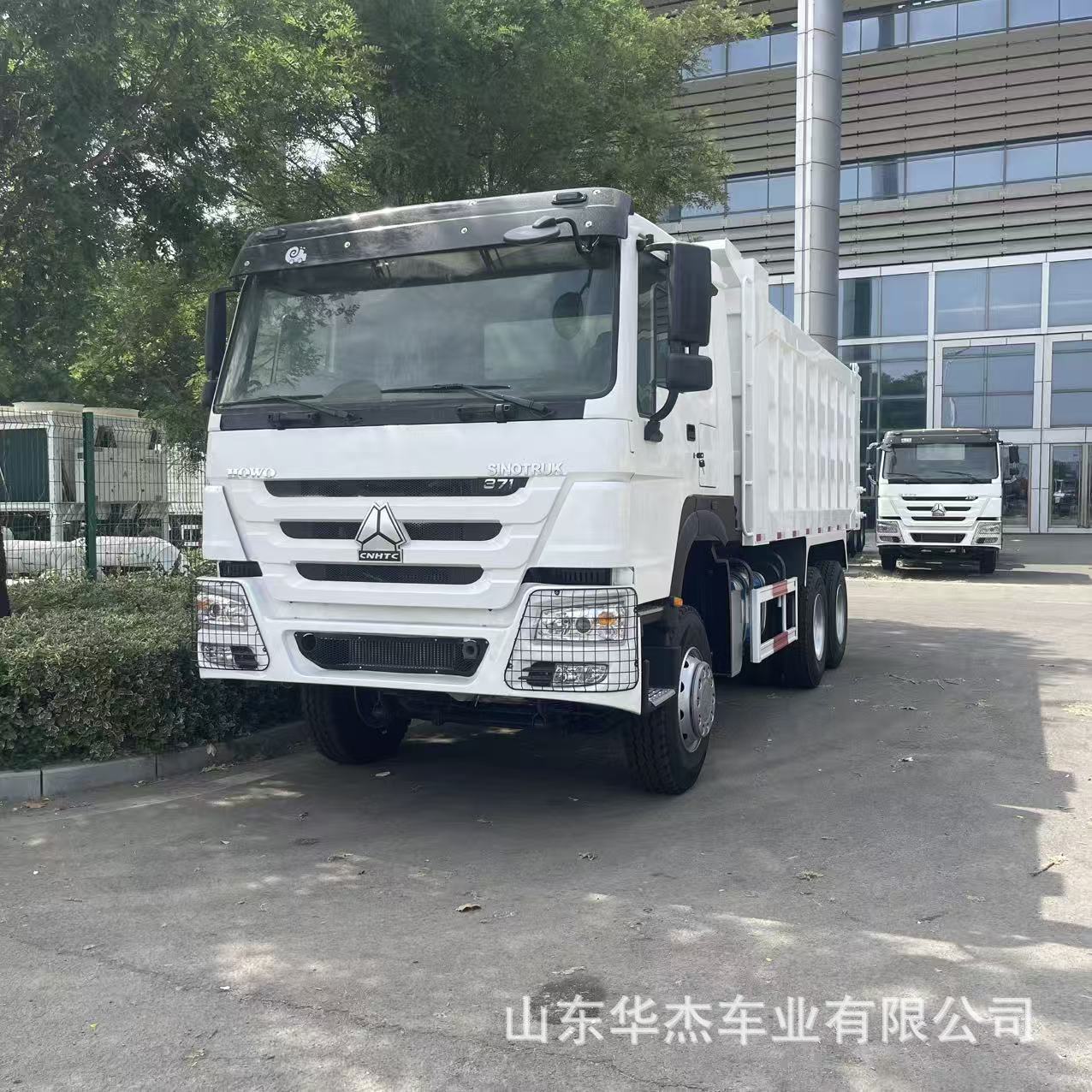 Export of HOWO engineering dump trucks with 371 horsepower, rear eight-wheel muck trucks, and front-four-rear-eight-wheel dump trucks for mining use