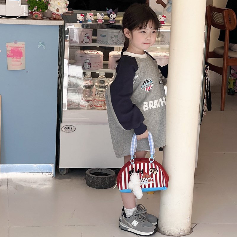 Versión coreana del popular bolso de hombro para niños y niñas, bolso de bebé semicircular a rayas de moda, nuevo bolso para niños con colgante