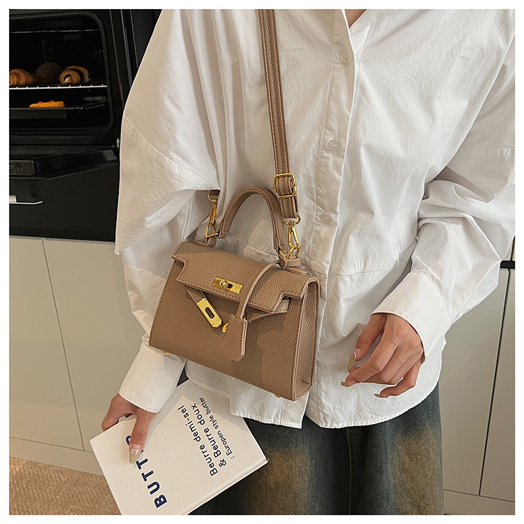 This year, a new women's casual summer single-shoulder crossbody bag with a niche design is in vogue. The hand-held small square bag is popular undefined