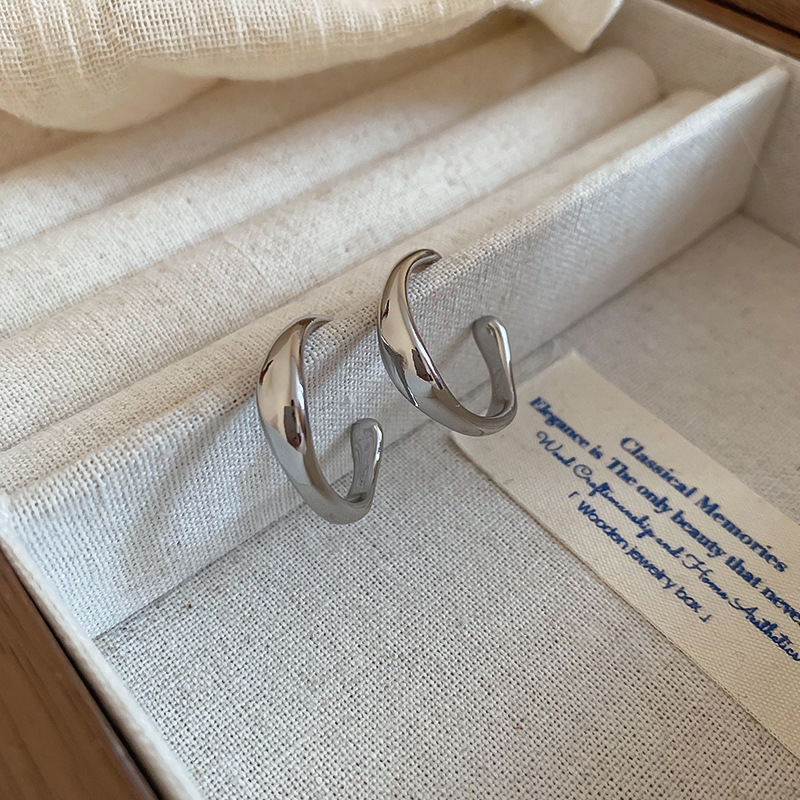 Pendientes en forma de C de anillo de múltiples capas europeas y americanas Pendientes de diseño de nicho simple femenino Pendientes de temperamento de moda Lujo ligero Sentido de alta gama