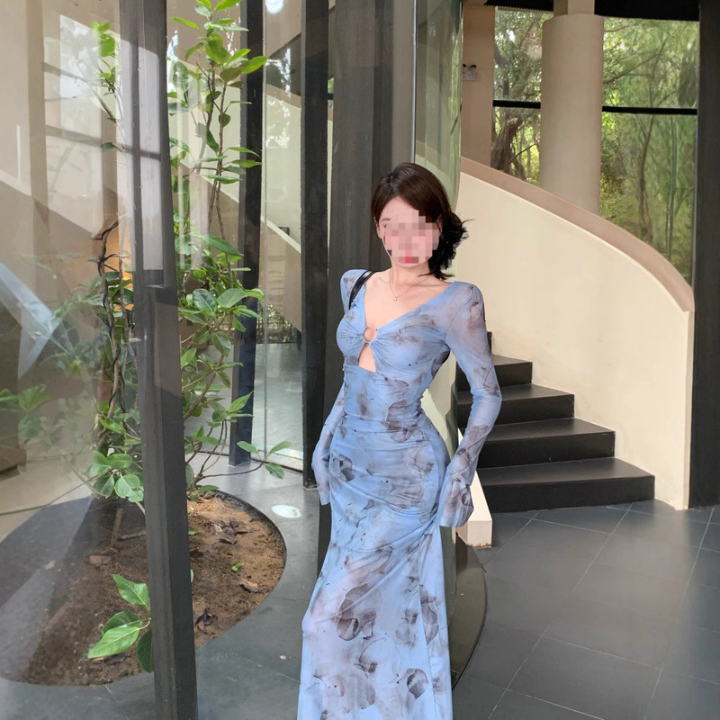 Pure sexy hollow design V-neck dress summer 2025 new waist slimming pleated layered dress