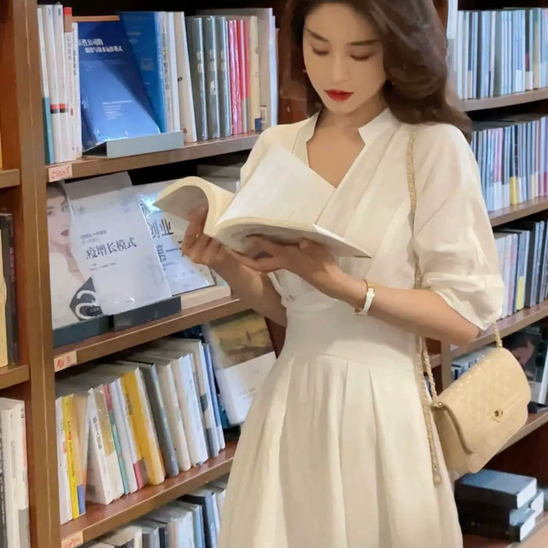 Платье с маленьким дизайном, облегающие длинные ленты, тренд сезона, яркий запоминающийся стиль