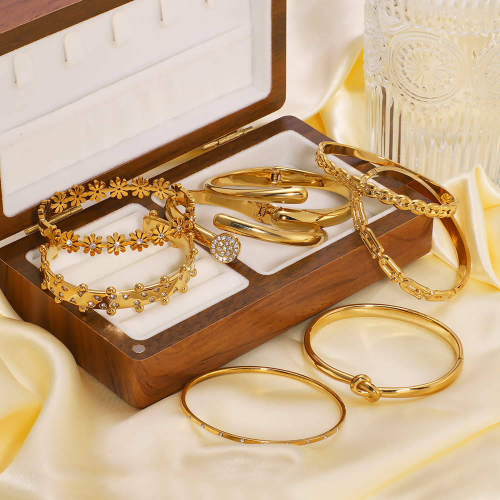 9g Weight Simple Style Solid Color Knot Flower 304 Stainless Steel 18K Gold Plated Zircon Bangle In Bulk