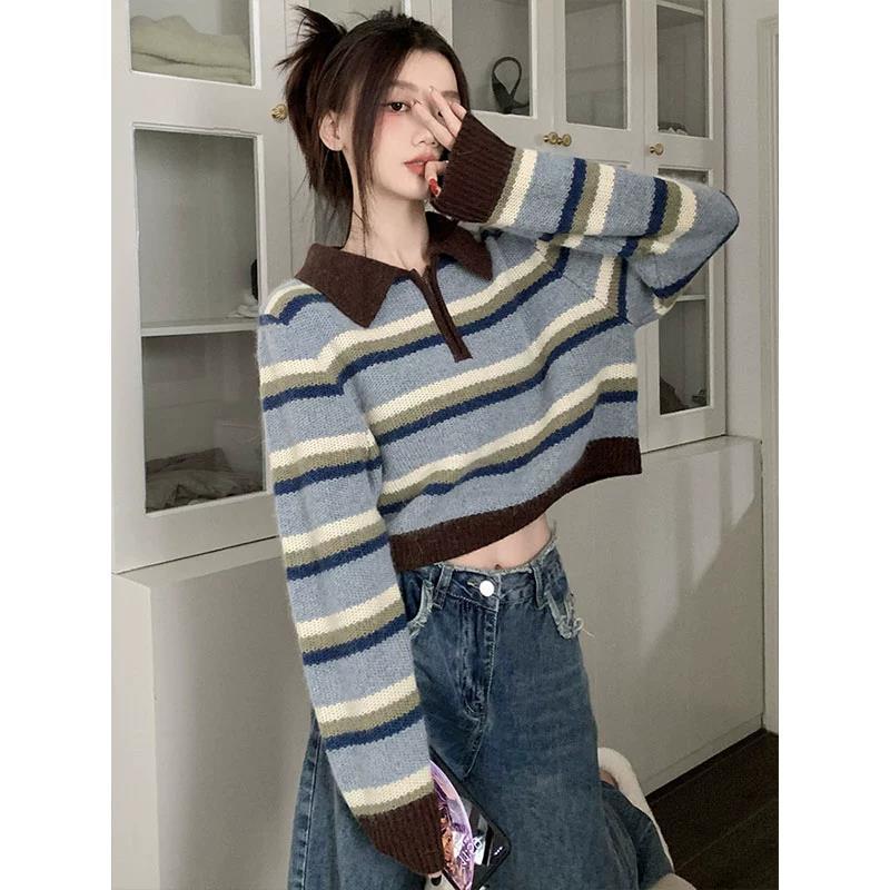Retro knitted autumn colored short sweater with zipper