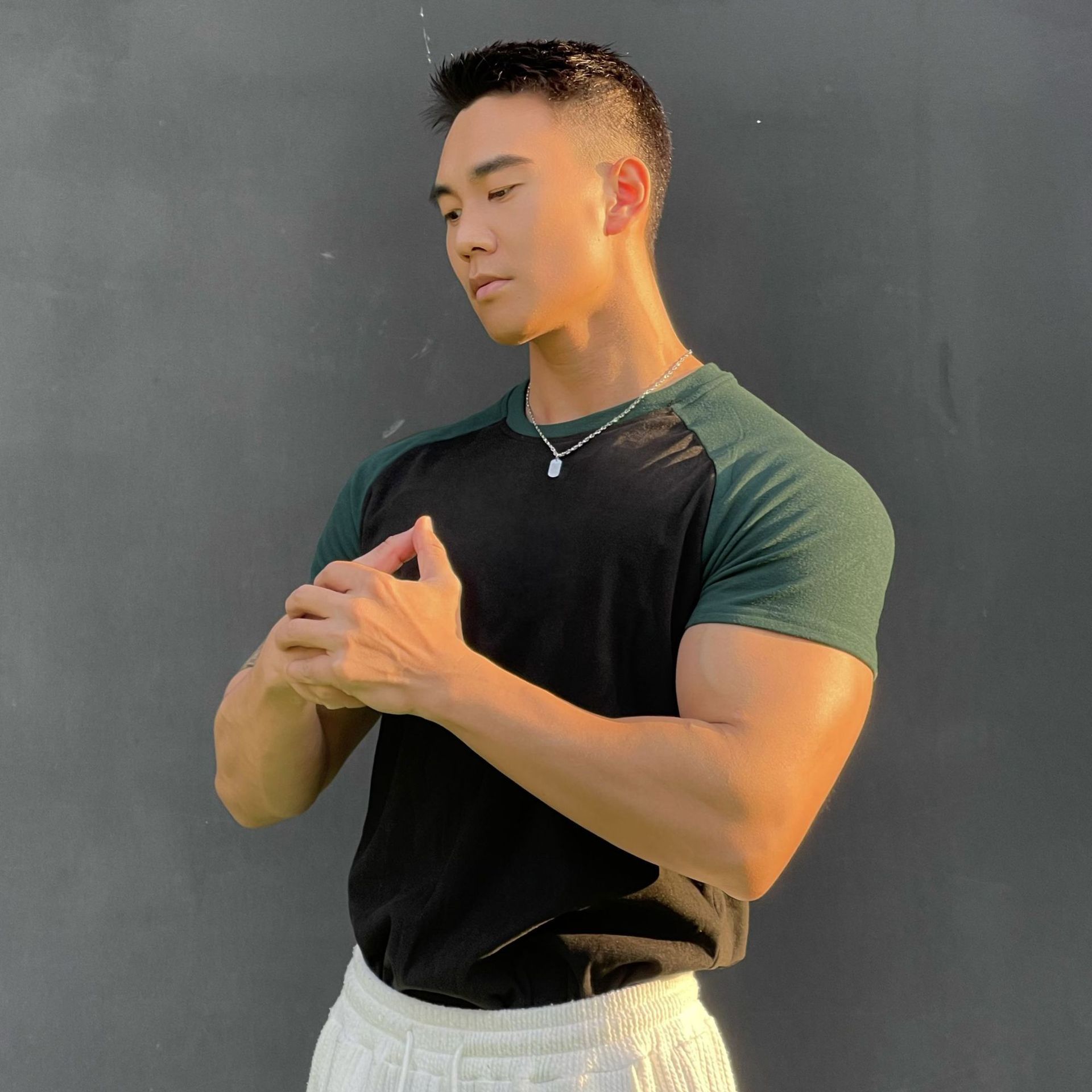 검은 색과 녹색 소매