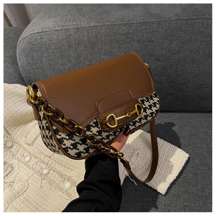 Chain Messenger Bag 2021 New Niche Western Style One-shoulder Armpit Small Square Bag display picture 3