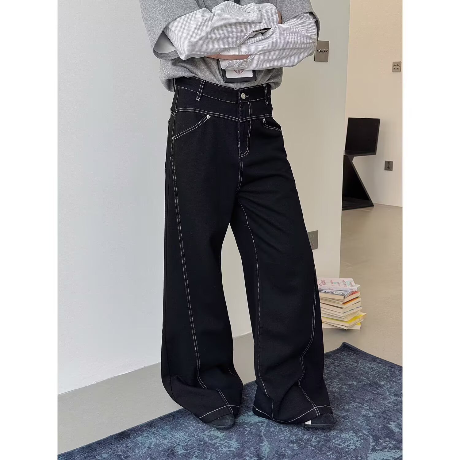 Texturas estadounidenses negras jeans de pierna ancha de edición estrecha para hombres 2025 principios de otoño delgado de diseño de cintura alta sensación de chandeliers rectos