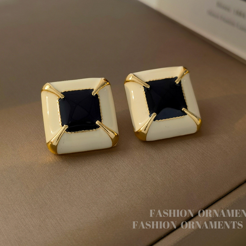 Square fashionable earrings