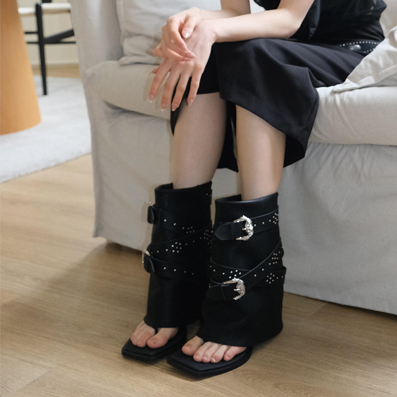 黑色夹趾人字凉靴女2025夏季新款复古扣带炸街辣妹裤管靴