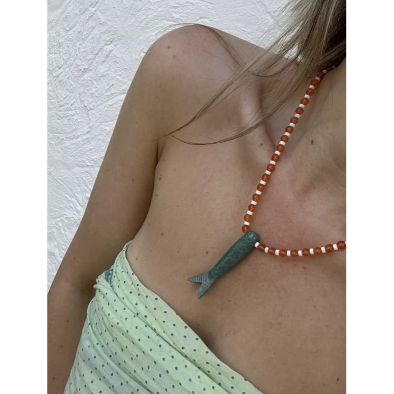 メイディンと同じスタイルの翡翠彫刻小魚ペンダントネックレス、シンプルでファッショナブルなニッチフェイクスタイルのカラフルなビーズ鎖骨チェーン|undefined