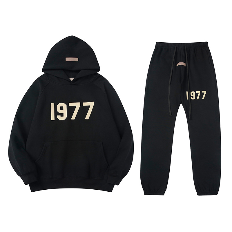 Traje negro con capucha