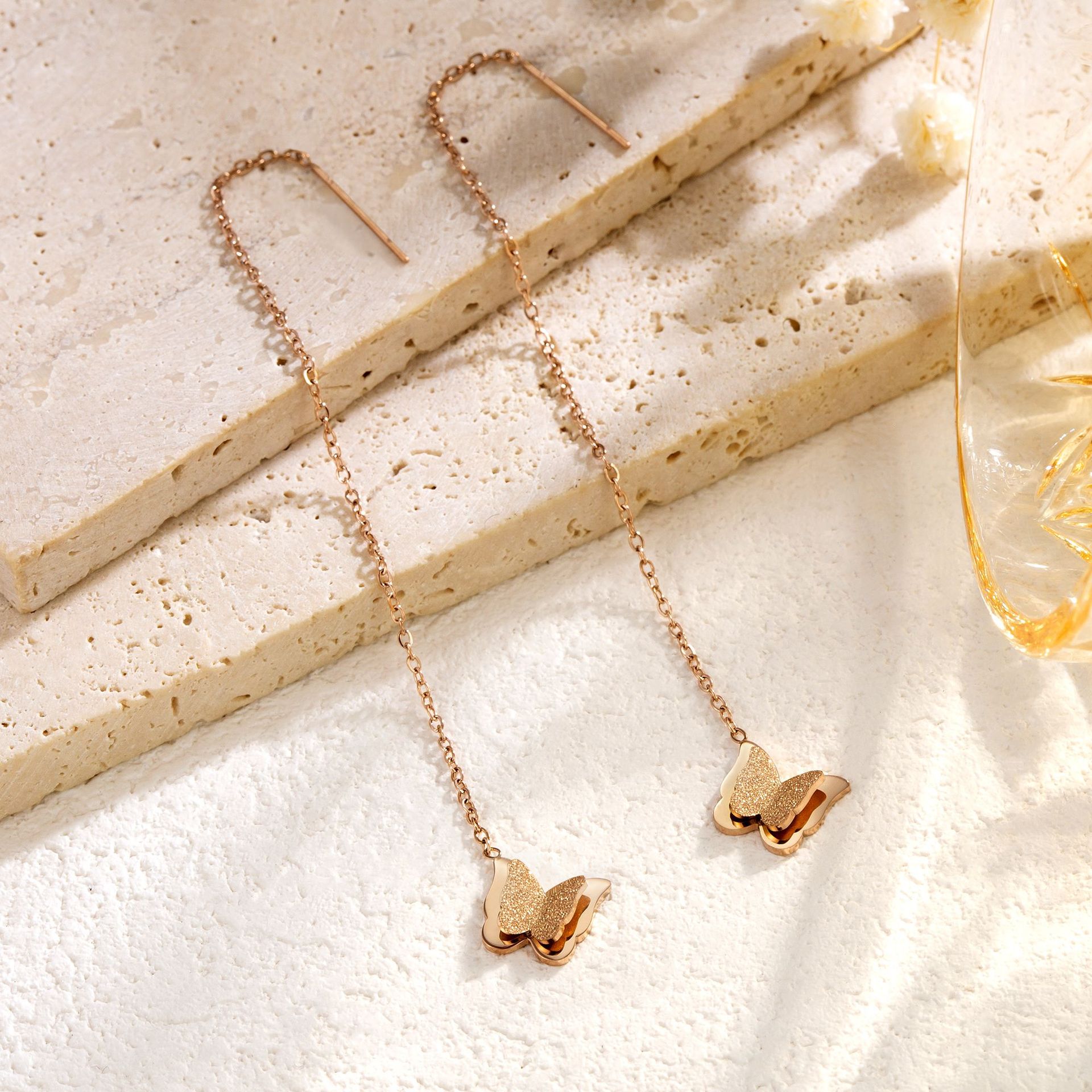 2025 nuevo estilo de moda pequeña mariposa borda pendientes de orejas de alta calidad temperamento dorado pernos de acero de titanio para mujeres image 6