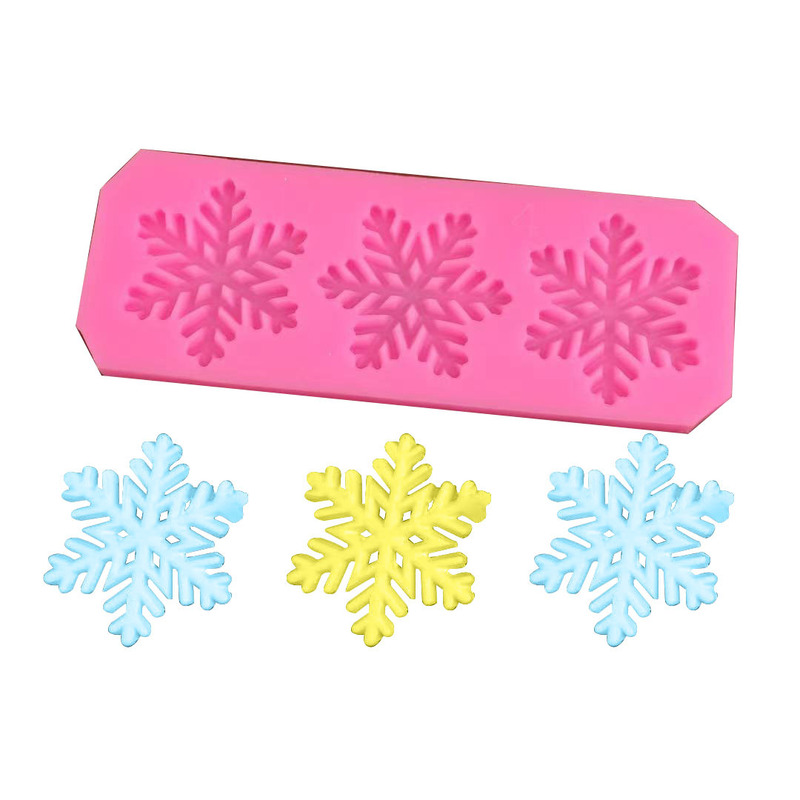 クリスマスの雪の形は砂糖の食品級のシリカゲルの鋳型のチョコレートのシリカゲルの形をひっくり返します。|undefined
