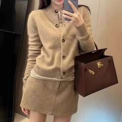 小香風の名媛の独特な丸首の短いウールのカーディガンの女性の秋冬の復古の洋風はやせて柔らかいモチモチのセーターの薄いです。