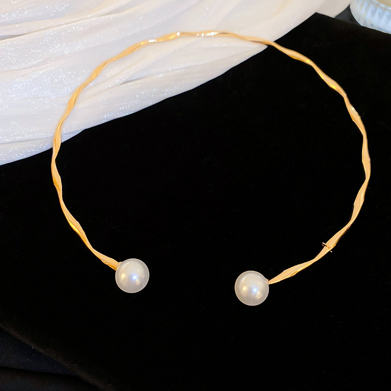 Simple sensación de metal ondulado imitación de perlas collar de apertura geométrica personalidad temperamento de alta sensación collar adornamiento de mujer