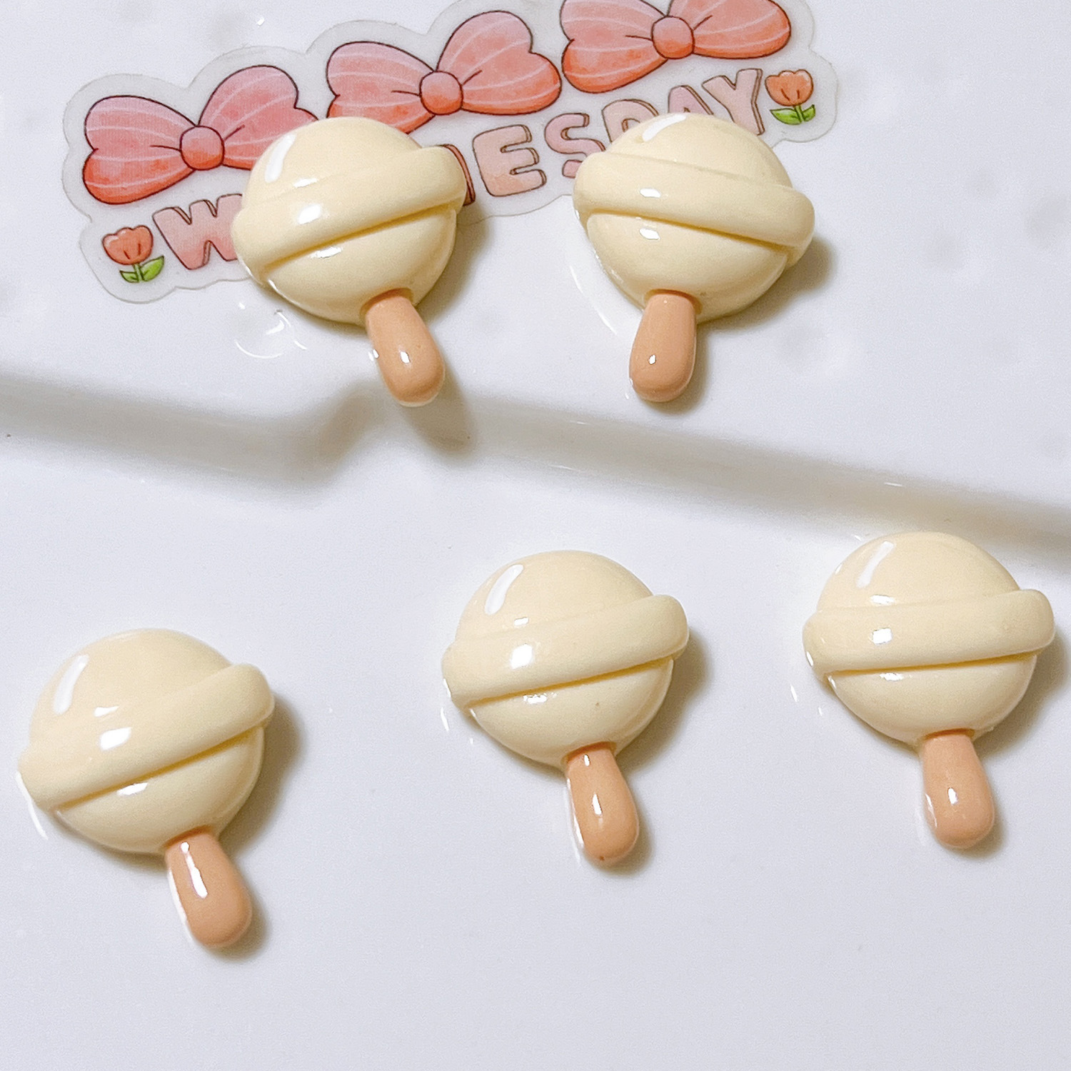 Accesorios de resina de helado transfronterizos de color gelatina piruita DIY adornamiento de cabello pegamento de crema caja de teléfono móvil colgante botón de zapato, etc.