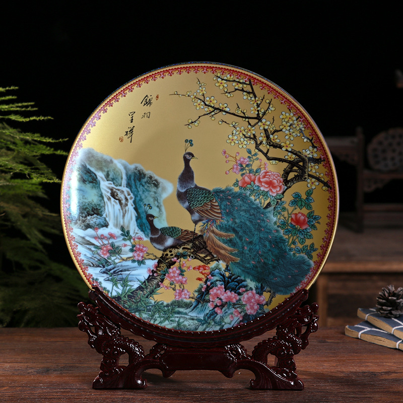 粉彩金底锦羽呈祥