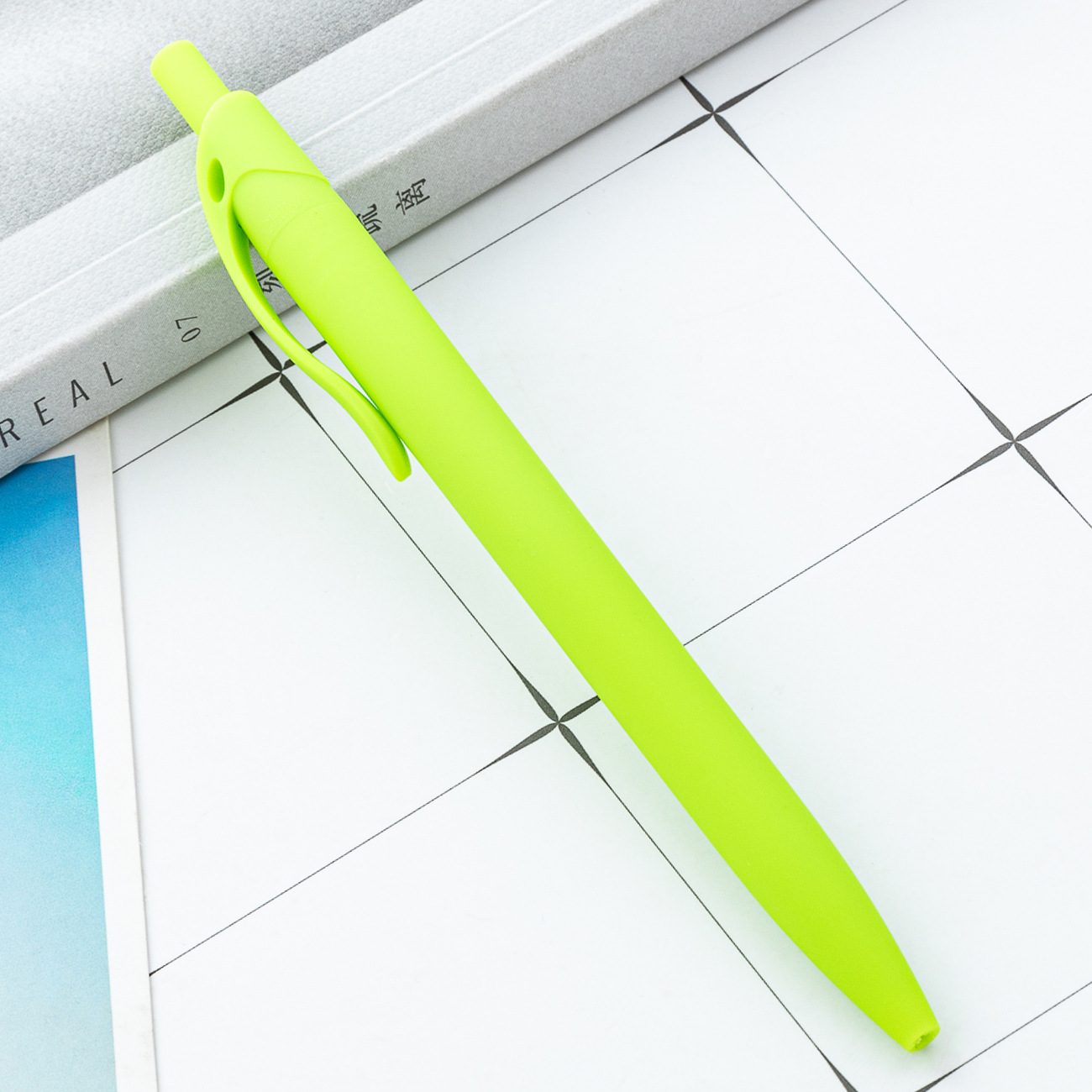 Bolígrafo de plástico multicolor se puede imprimir logotipo de escritorio de oficina bolígrafo de hotel promocional publicidad bolígrafo de regalo