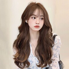 生放送で商品のかつらを持っている女性の長い巻き髪の空気前髪ファッションの大きな波がふわふわしています。