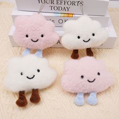 ぬいぐるみの雲の形はかわいいリュックサックの小さい人形のかばんを掛けて鍵を掛けて子供を捕まえます。