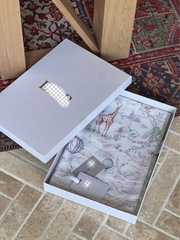 D家盖毯尺寸 120x150cm套礼盒全套包装。材质：真丝（桑蚕丝）+棉
