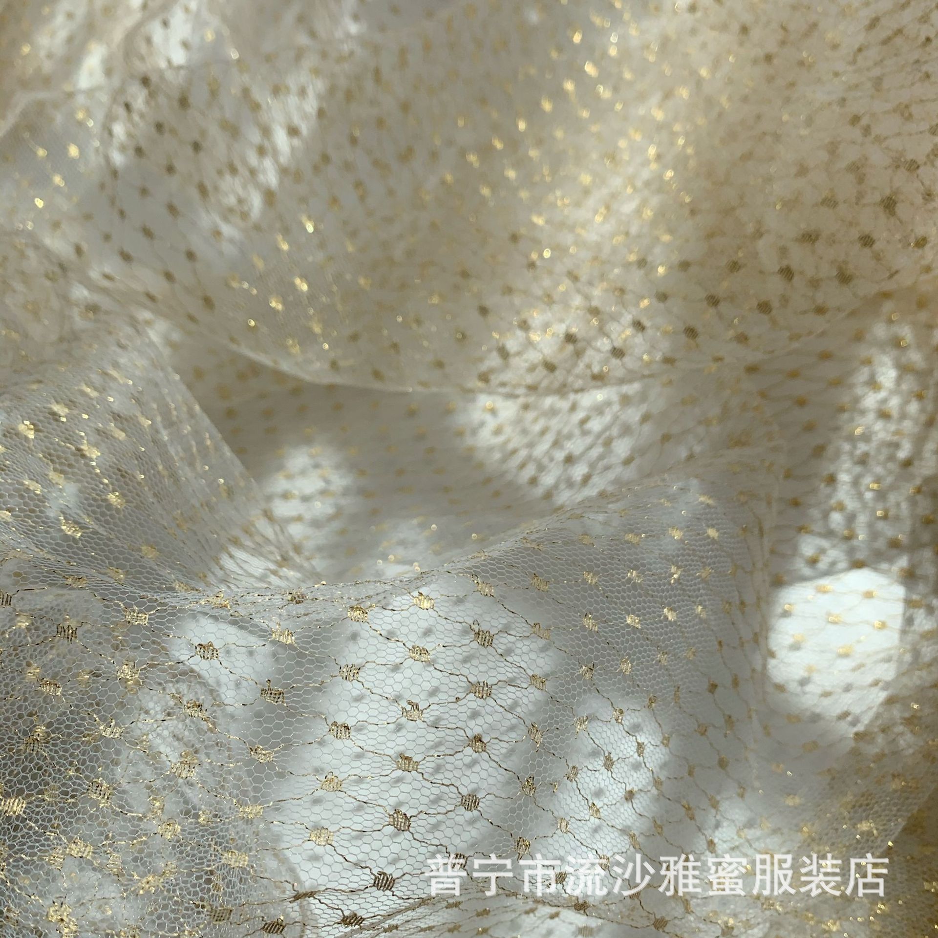 Medio y gran tela de nylon hilo de oro en forma de diamante jacquard tela de malla brillante vestido exterior solo mosquitero tela de tela en stock