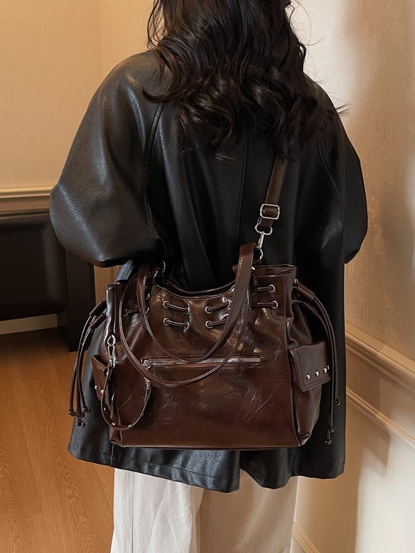 Bolsa de diseño de nicho coreano para mujeres 2026 nuevo remache transfronterizo locomotora viento de gran capacidad mochila de hombro