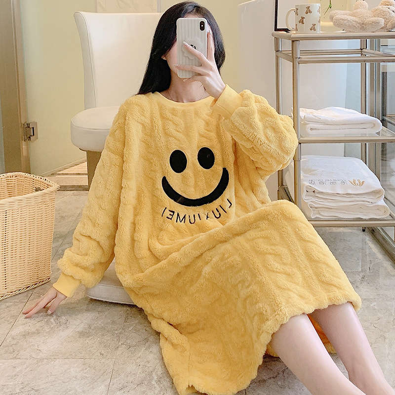 Otoño y invierno encantador cara sonriente vestido de pijama de peluche largo mujer calentamiento cuello redondo engordado suelto dulce ropa para el hogar estudiantil