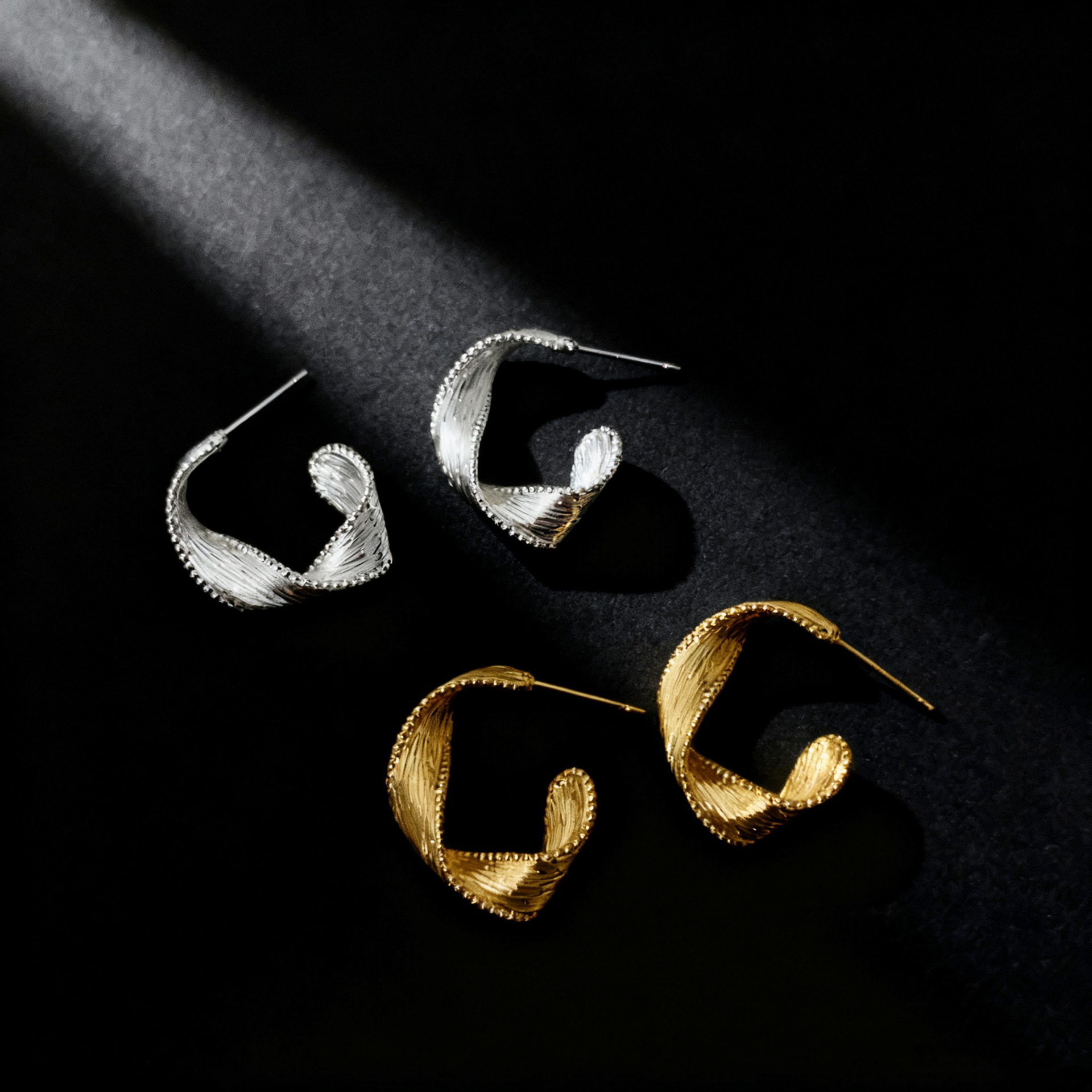 Copper Gold-Plated Japanese and Korean Twisted Metal Hoop Earrings for Women, New Light Luxury Niche High-End Earrings