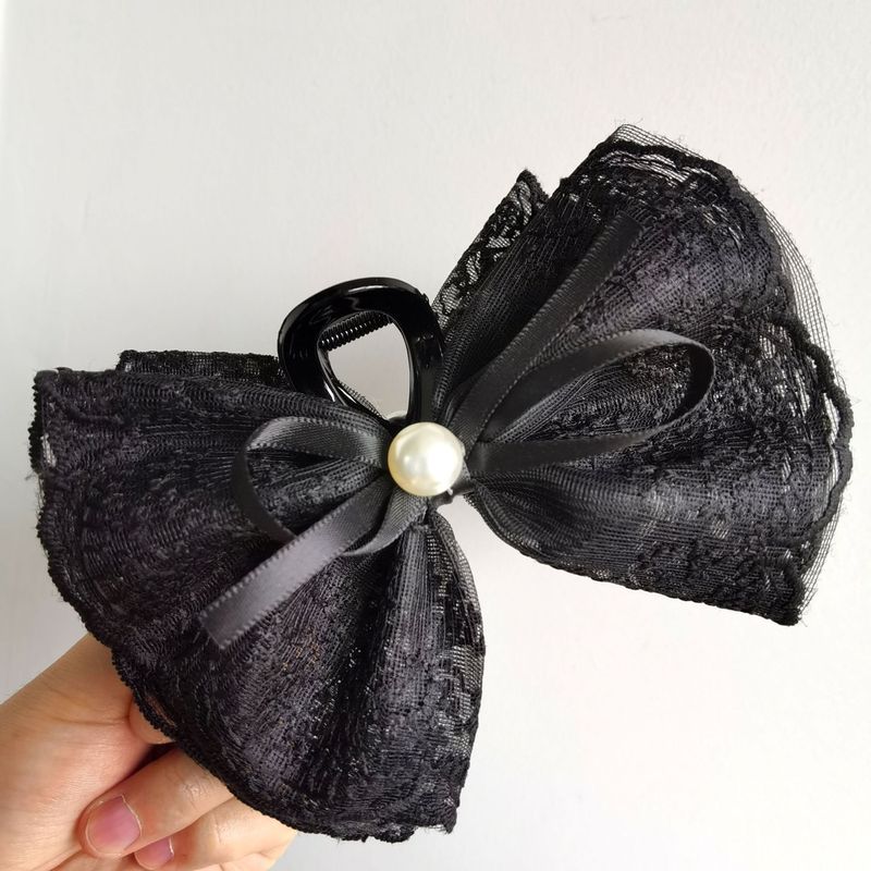 ショッピングモールの高級店向け、上品な刺繍レースの裾と蝶結びのヘアクリップ、高級感のある布製シャーククリップ|undefined