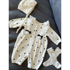 ネットの赤い赤ちゃんの連体の服の春の服の赤ちゃんの服の春の韓国版のかわいい乳幼児の洋風のプリントは春に服を着ます。