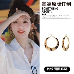 本物の金バージョンの露思同金は秋のべっこう色のヒョウの紋様の耳輪の女性の高級感に適しています。