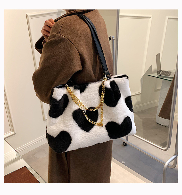 Printed Chain Tote Bag 2021 New Autumn And Winter Large Capacity Chain Plush One-shoulder Hand Carrying Plush Women's Bag Simple display picture 2