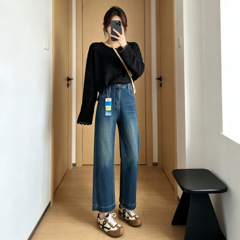 Straight-leg jeans! A must-have for autumn, these slimming, cropped jeans in a coffee color are perfect for petite women and offer four-way stretch Straight-leg jeans! A must-have for autumn, these slimming, cropped jeans in a coffee color are perfect for petite women and offer four-way stretch