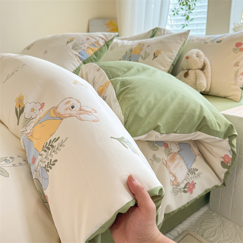 부드럽고 밀랍 같은 봄 저택