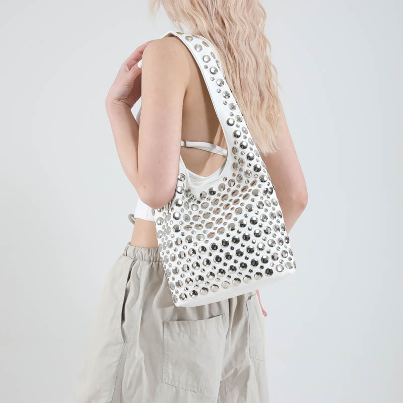 Borsa a spalla da donna a pois con borchie stile biker_voghion.com