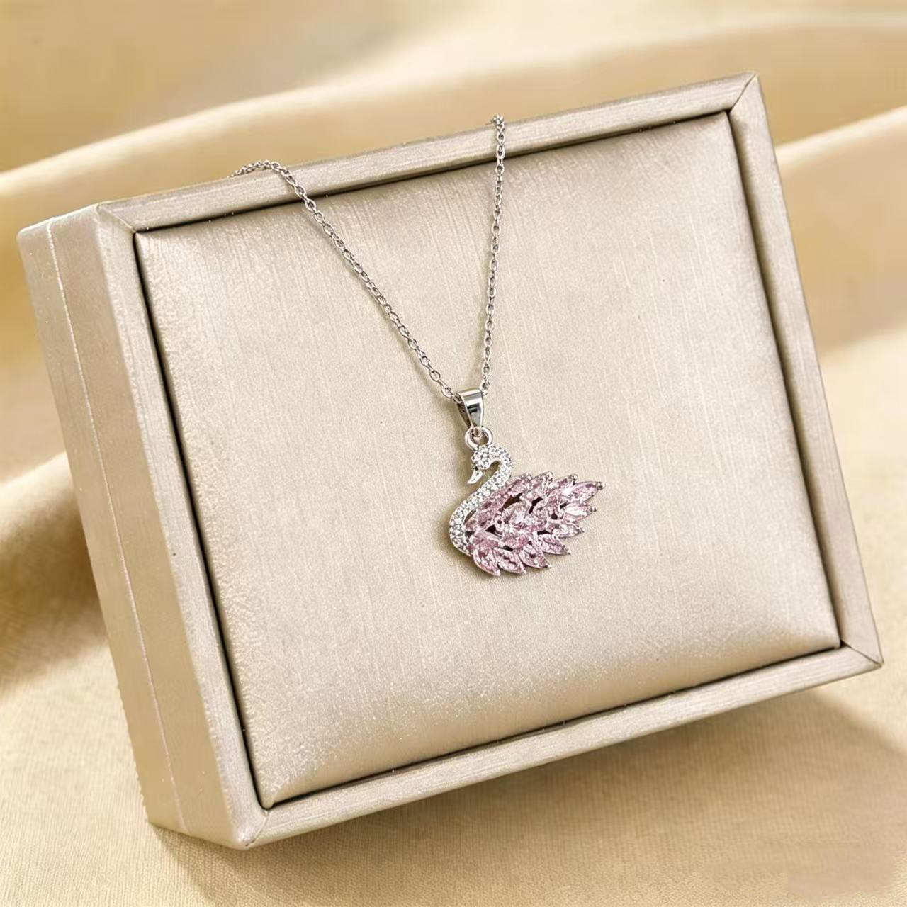Collar de acero de titanio para mujeres simple y versátil estilo ligero de lujo nicho diseño de alta calidad no decoloración joyería de cadena de clavícula al por mayor