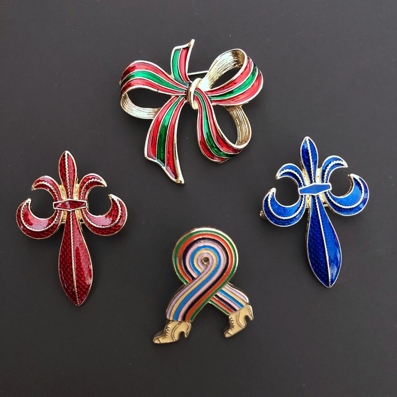 Retro Simple New Brooch display picture 1