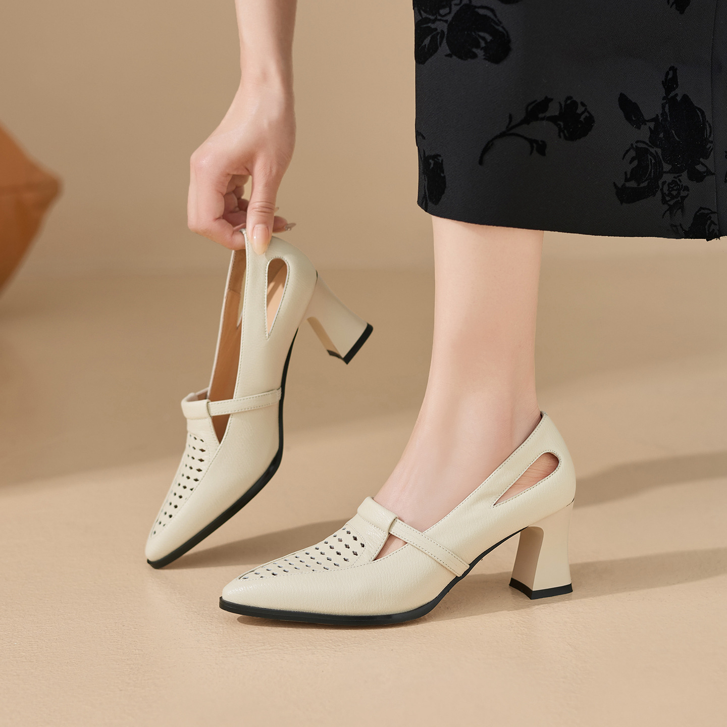 Giày cao gót nữ da bò đầu miệng nông gót vuông ổn định đục lỗ thoáng khí — đen