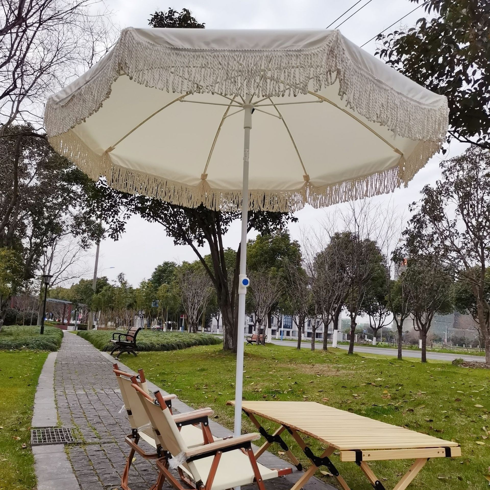 흰색 강철 파이프 술 우산