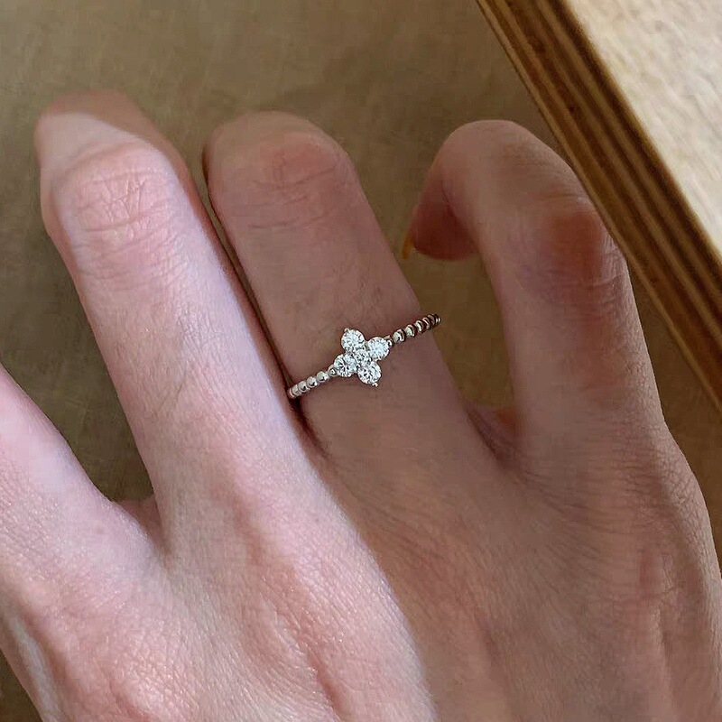 Moissanite Bead Clover 925 Sterling Silver 18K Gold-Plated Ultra-Thin Ring for Women, Light Luxury Vintage Style with a High-End Feel, Closed Ring Moissanite Bead Clover 925 Sterling Silver 18K Gold-Plated Ultra-Thin Ring for Women, Light Luxury Vintage Style with a High-End Feel, Closed Ring