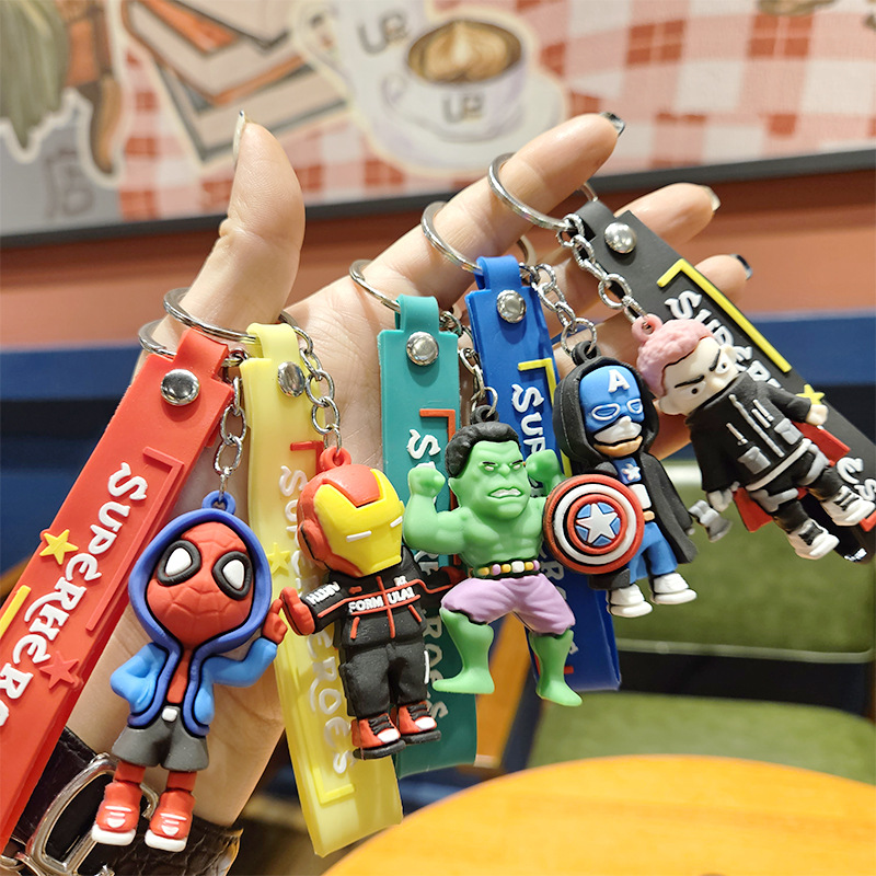 Cartoon Avengers superhéroe Spider-Man Iron Man llavero muñeca tridimensional anillo de llavero personalizado para niños