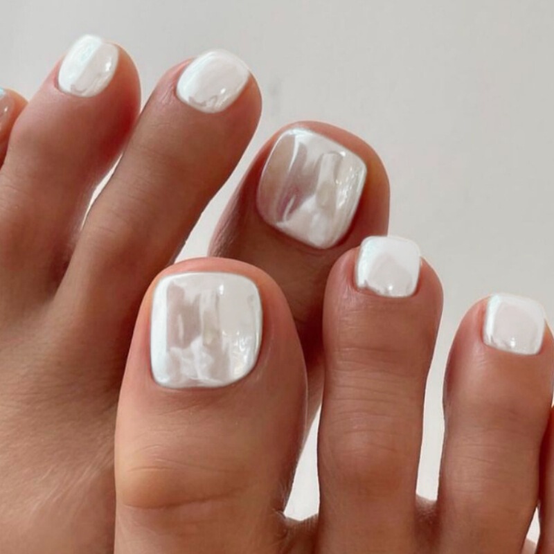 24 Pieces of Glazed Toenails, Pearlescent White Press-On Toenails, Fashionable and Simple Toenail Manicure