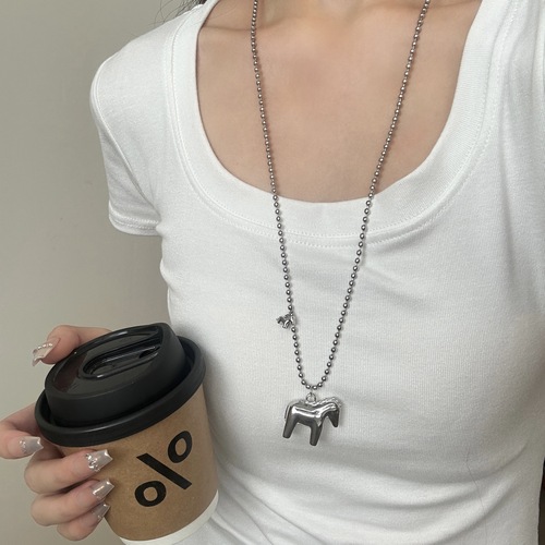 A Successful Horse Personality Metal Pony Bead Necklace with Unique Niche Design, Long Lockchain Collar Necklace