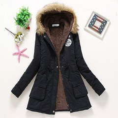 冬服の外国貿易の帽子のバッジの子羊の毛の中の長いタイプのひもの綿入れの服の女性は綿の服の桃の毛皮の毛の帽子のコートを大きくします。