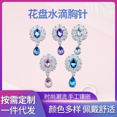 新商品の人気ファッションに合わせてブローチを作ります。